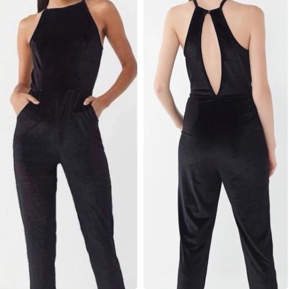 NWT UO Naomi black Velvet jumpsuit medium. Pockets party holiday - Picture 1 of 4
